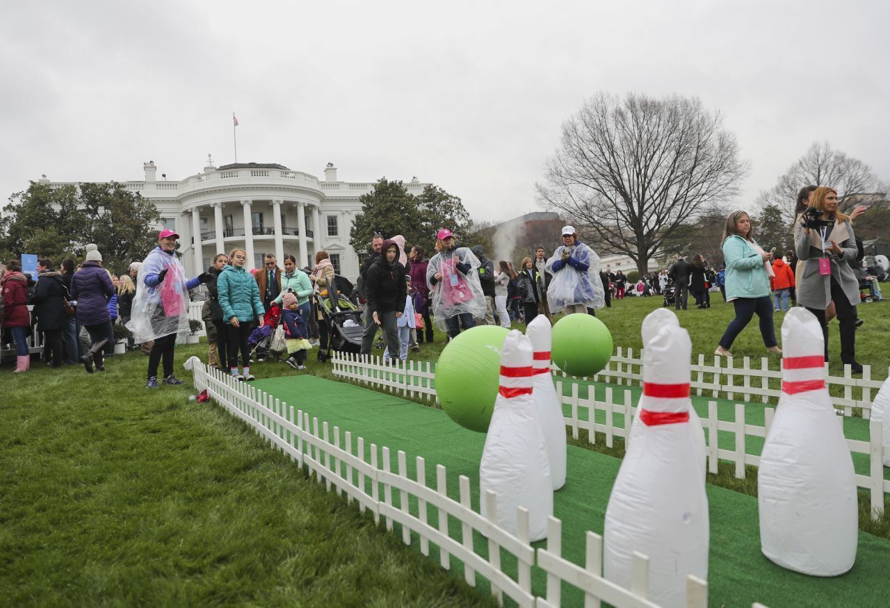 У Вашингтоні на Південній галявині Білого дому щорічно проходить великодня гра Easter egg roll