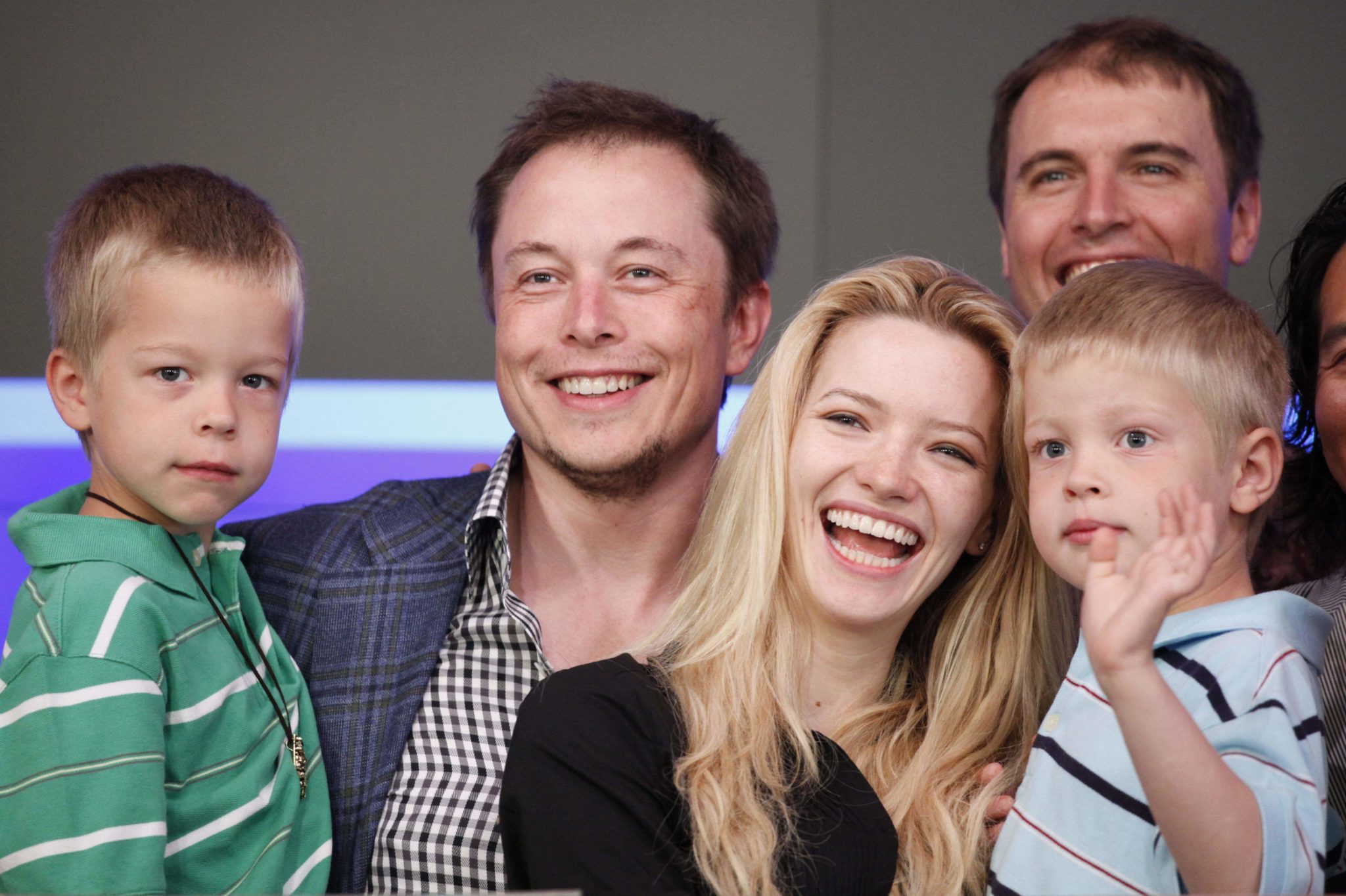 Ілон Маск з ексдружиною Джастін та їхніми синами Гріфіном (ліворуч у зеленій футболці) та Ксав'є (праворуч у блакитній футболці) / © Associated Press