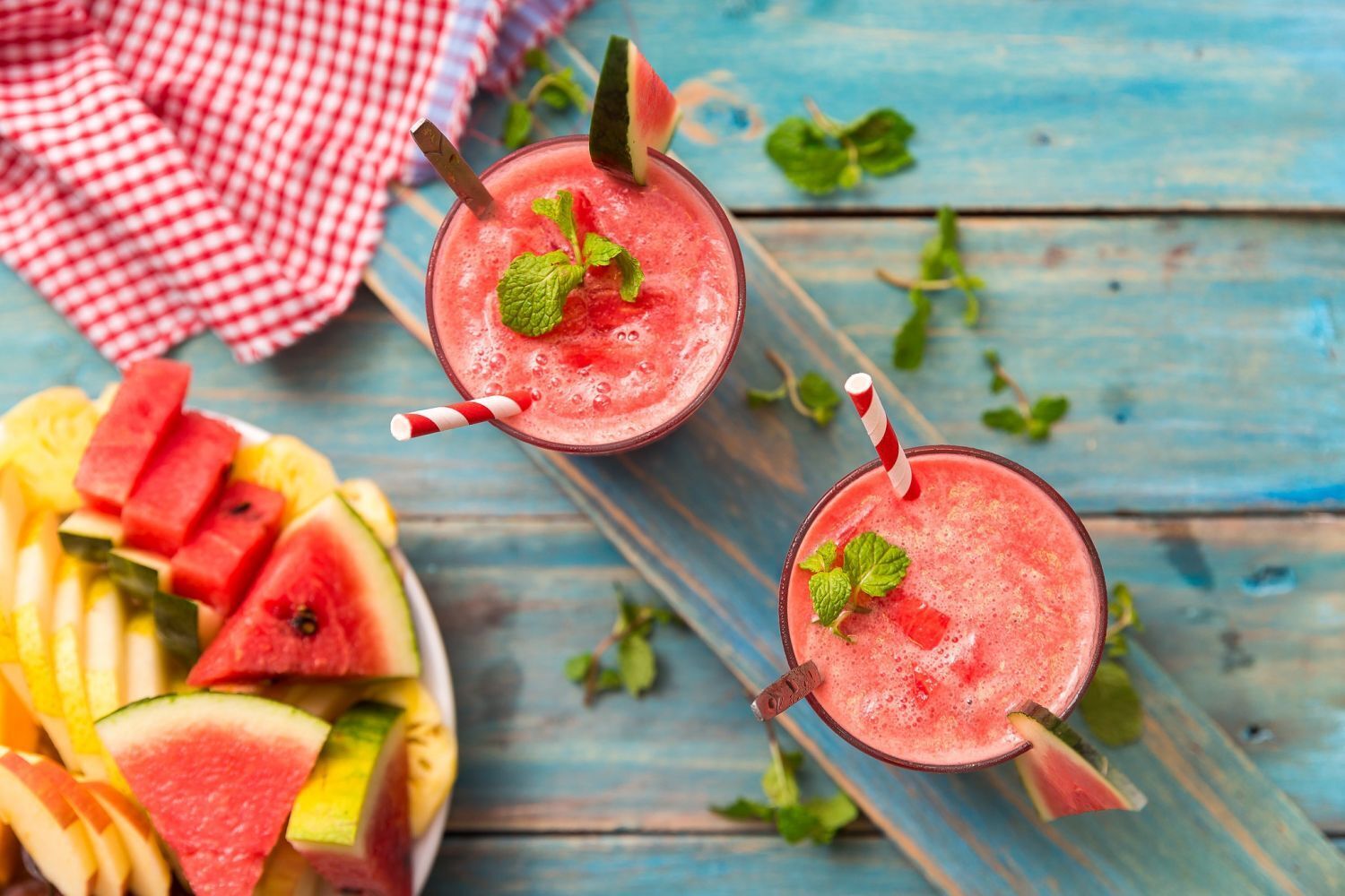 Найкращий напій влітку – ароматизована вода з фруктами, ягодами і травами