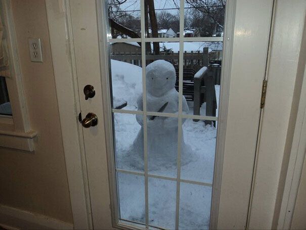 Сніговик-маньяк біля дверей 