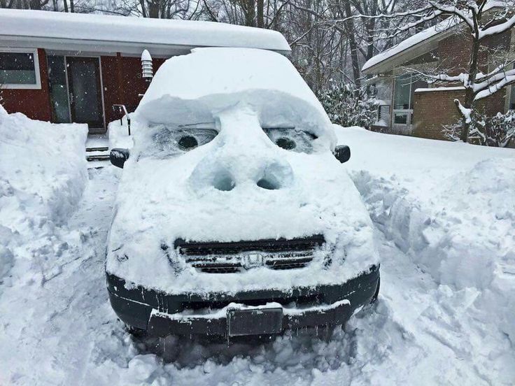 Автомобіль став монстром після снігопаду