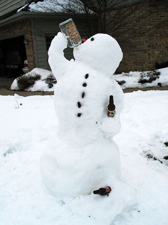 Сніговик-пияка п'є пиво