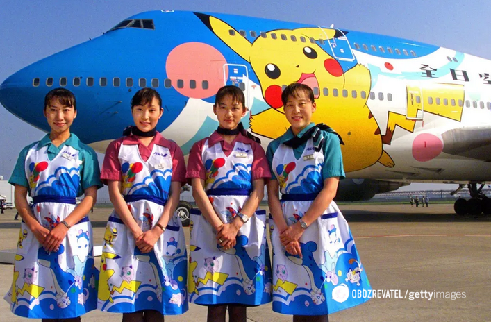 Стюардеси японської авіакомпанії All Nippon Airways представляють в міжнародному аеропорту Токіо літак Pokemon, який почав польоти всередині країни в 1999 році.