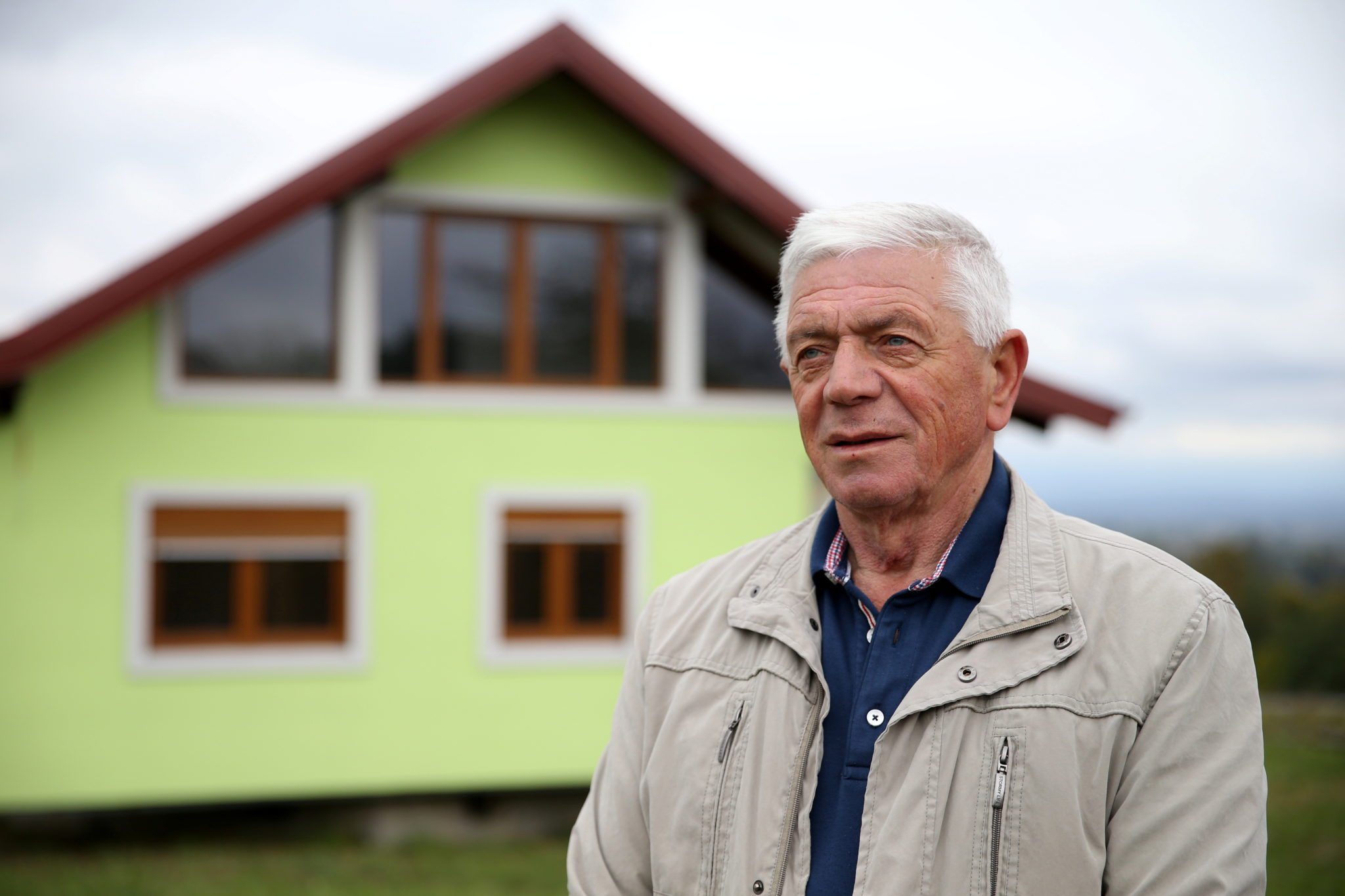 Воїн Кушич позується для фотозйомки перед своїм будинком, що обертається, у Србаці, Боснія і Герцеговина, 9 жовтня 2021 року. REUTERS/Дадо Рувіч