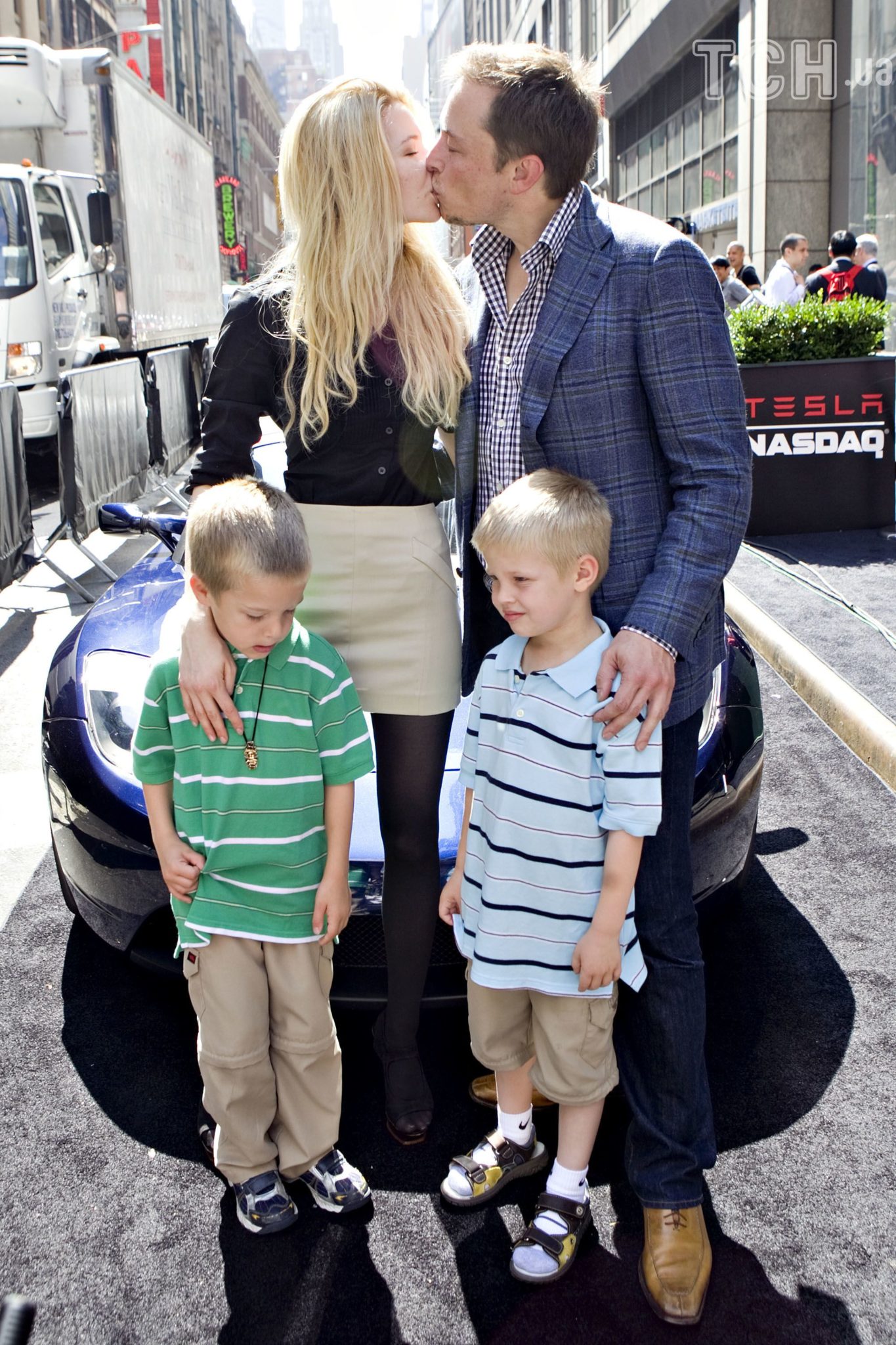 Ілон Маск з ексдружиною Джастін та їхніми синами Гріфіном (ліворуч у зеленій футболці) та Ксав'є (праворуч у блакитній футболці) / © Getty Images