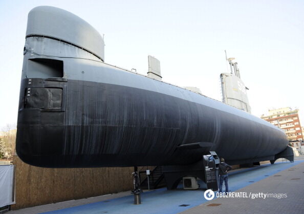 І перший італійський підводний човен "Тоті".