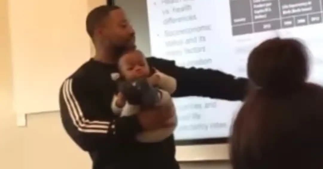 Викладач носив дитину на руках