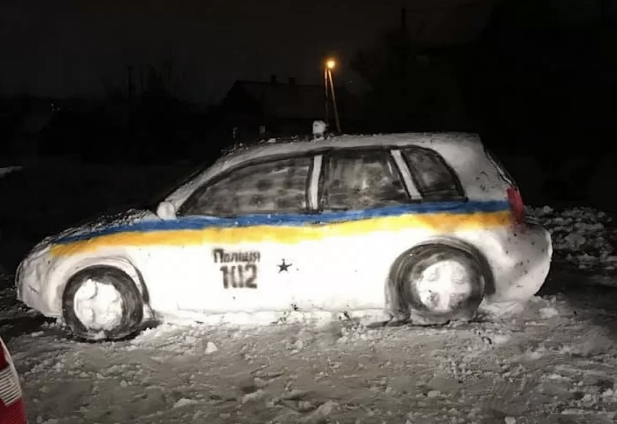 Поліцейський автомобіль зі снігу
