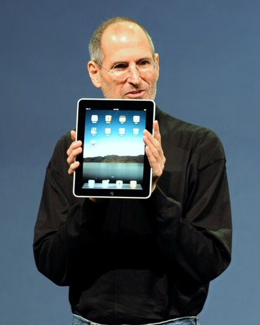Стів Джобс представив iPad 2010 року
