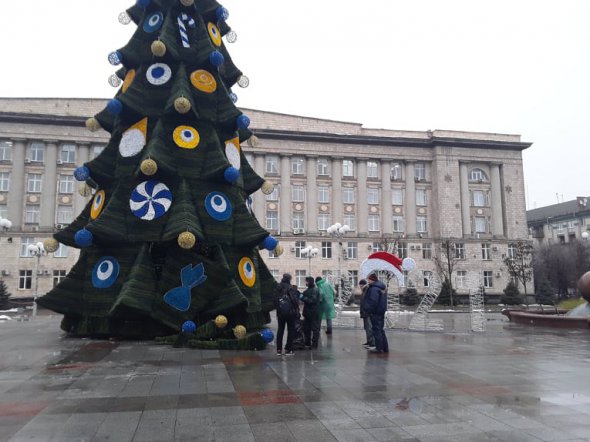 У Черкасах ялинку прикрасили містичними амулетами