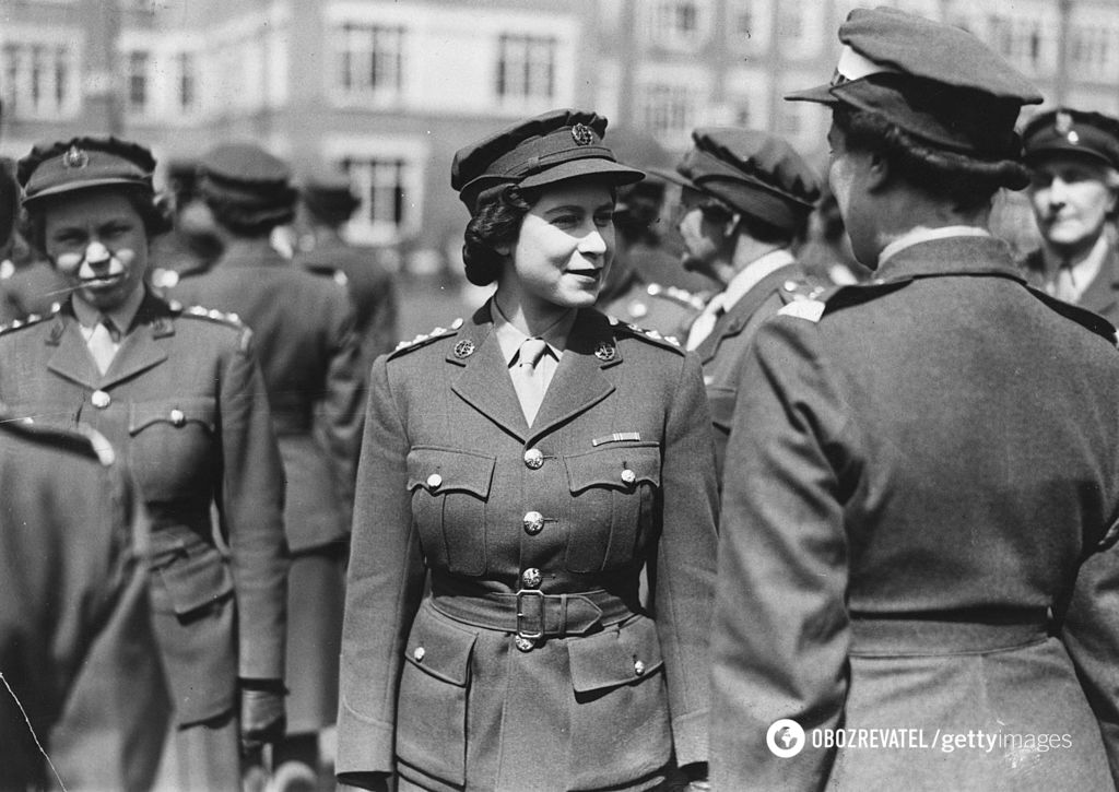 13 червня 1946 року королева Єлизавета II на параді ОВД, зодягнена у військову форму.
