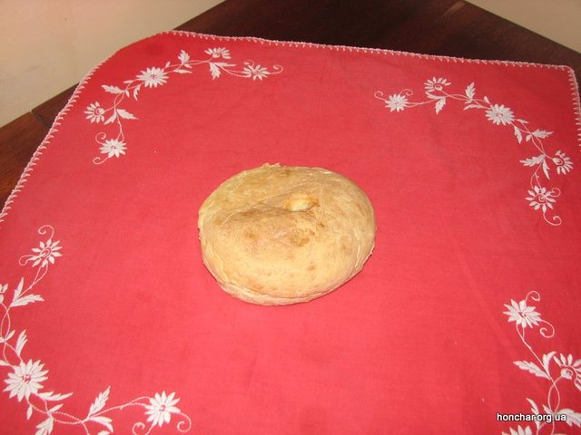 На Закарпатті круглий обрядовий хліб, який випікають до Різдва також називають «керечуном». Він є символом сімейного багатства. Фото: зі сайту Національний центр народної культури «Музей Івана Гончара»