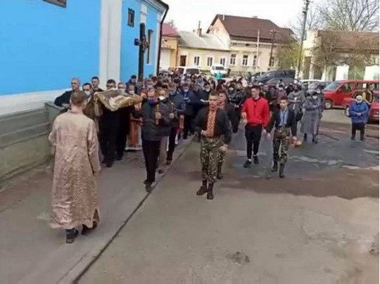 На Львівщині в розпал карантину священик влаштував хресну ходу (відео)