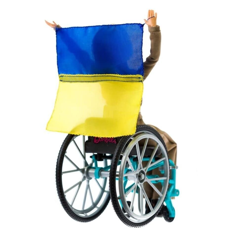 У руках вона тримає прапор України.