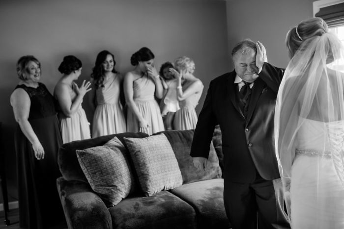 20 зворушливих світлин, де тати вперше бачать своїх доньок у весільній сукні