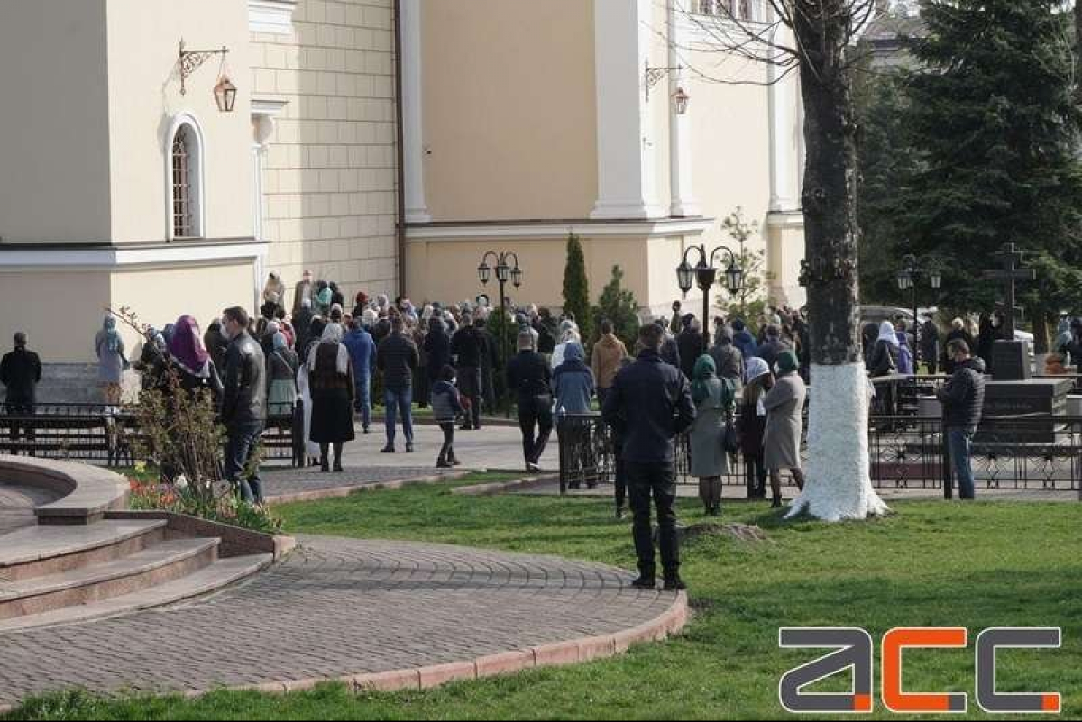 Попри карантин у Чернівцях до храму прийшли десятки людей – фото ...