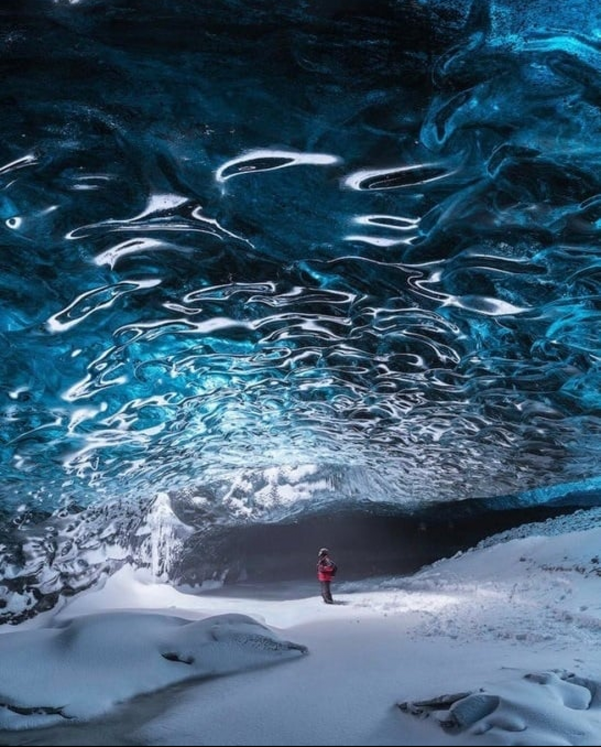 Всередині льодовика в Ісландії