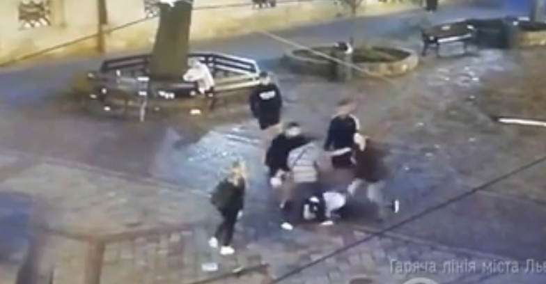 У Львові на площі Ринок молодики влаштували бійку (відео)