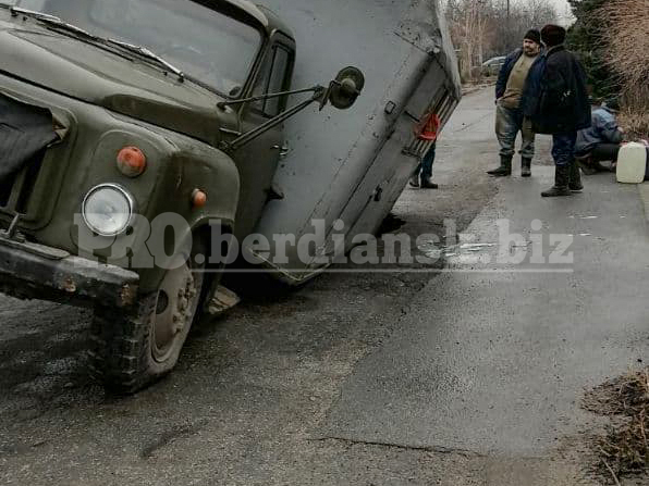 У Бердянську вантажівка комунальників їхала на виклик і провалилася під асфальт (фото)