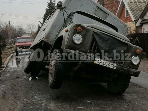 У Бердянську вантажівка комунальників їхала на виклик і провалилася під асфальт (фото)