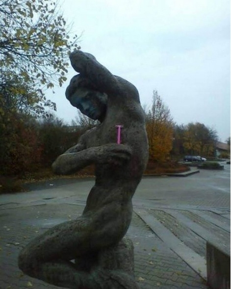 Люди жартують над статуями, смішні приколи зі статуями