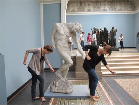 Люди жартують над статуями, смішні приколи зі статуями