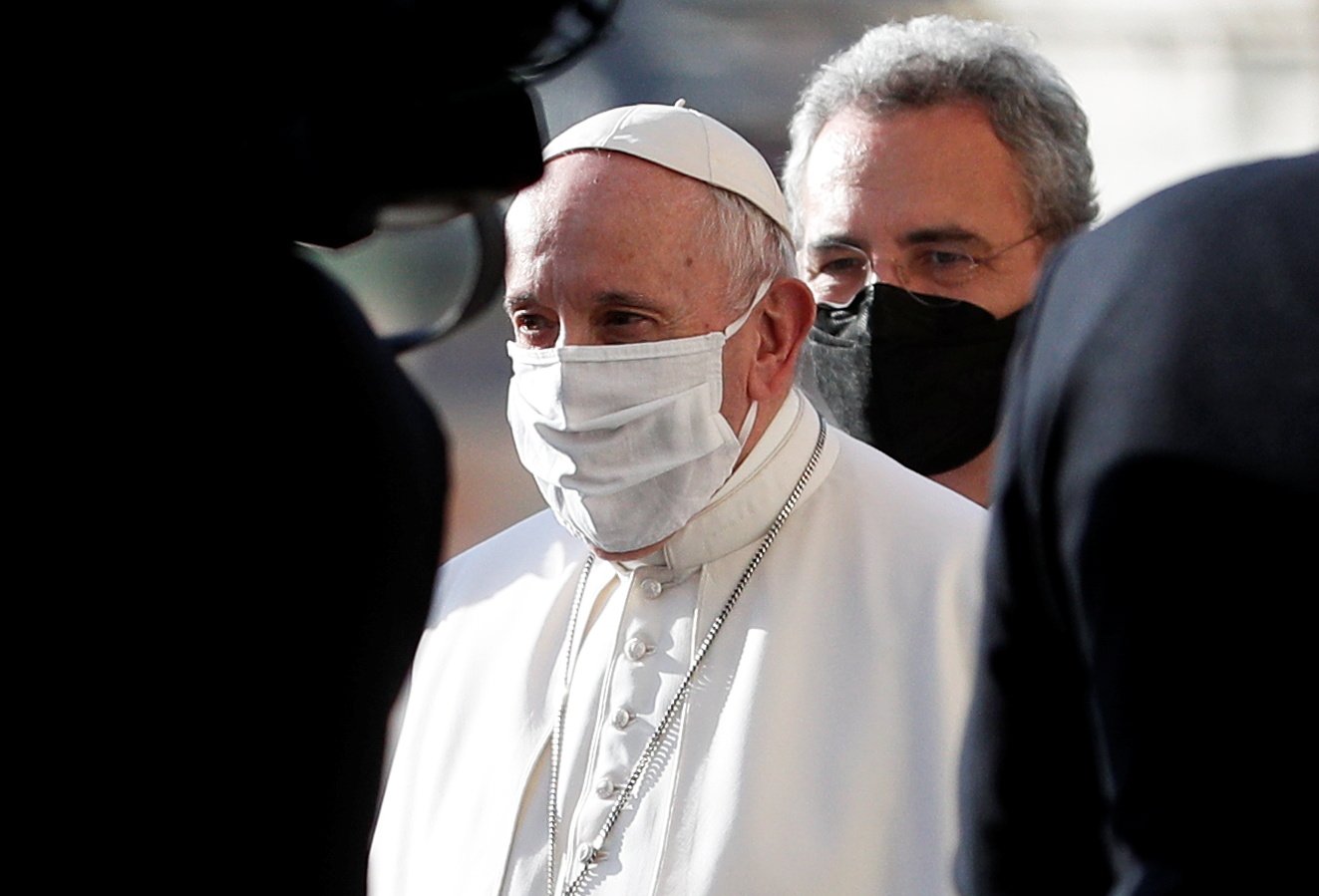 Папа Римський вперше під час публічного заходу вдягнув маску: фото
