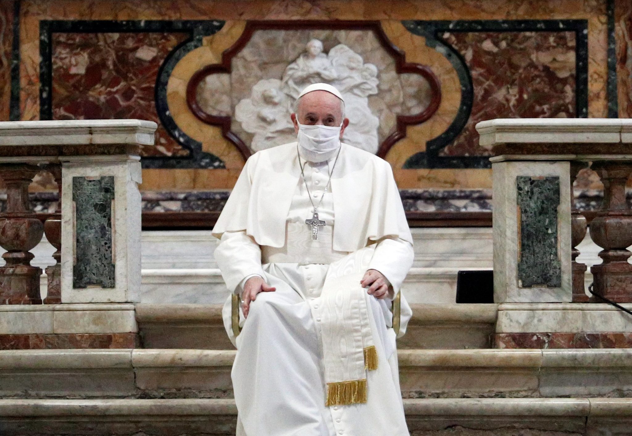 Папа Римський вперше під час публічного заходу вдягнув маску: фото