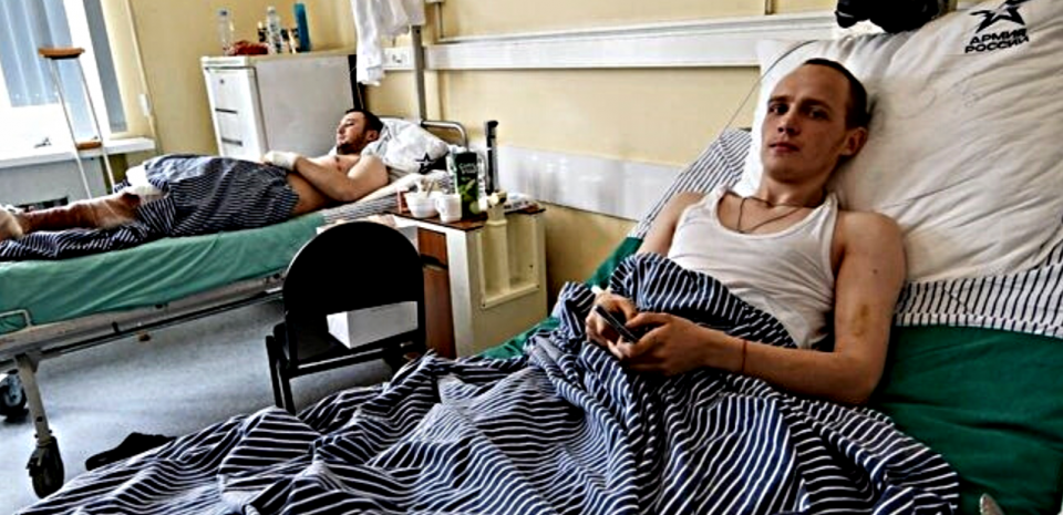 Мобилизованный после госпиталя. Раненый солдат в госпитале. Раненый русский в госпитале. Военные госпитали переполнены. Раненые в военном госпитале.