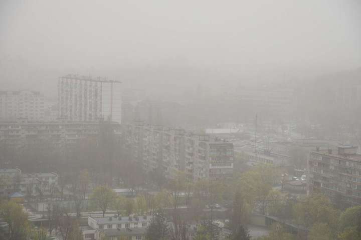 Позиція Києва пов'язана з димом від пожеж, який окутав місто останніми днями - Київ очолив світовий рейтинг міст з найбільшим забрудненням атмосфери