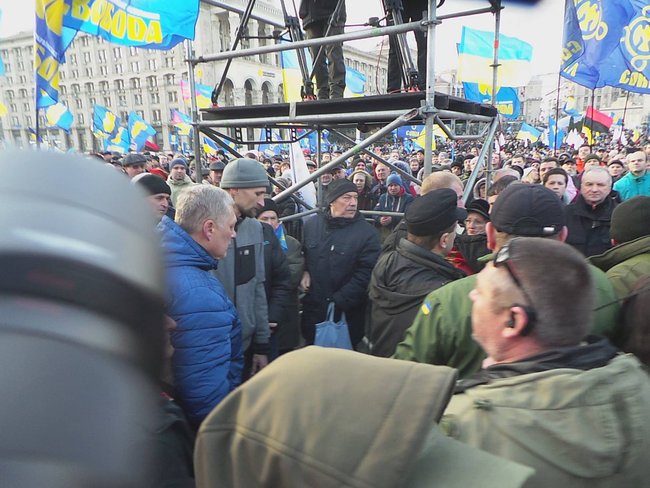 Порошенка закидали яйцями на Майдані під час акції 