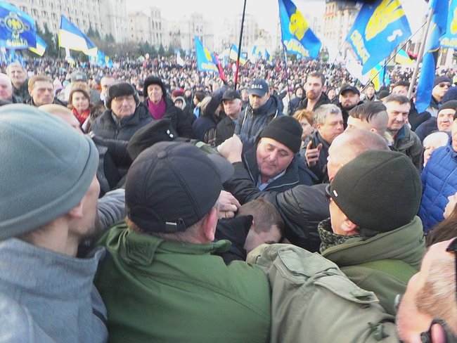 Порошенка закидали яйцями на Майдані під час акції 