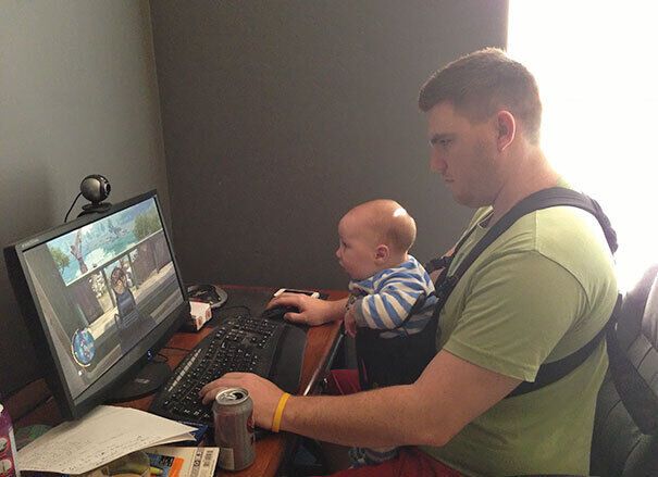 Чоловік цілий день грається з дитиною в комп'ютерні ігри