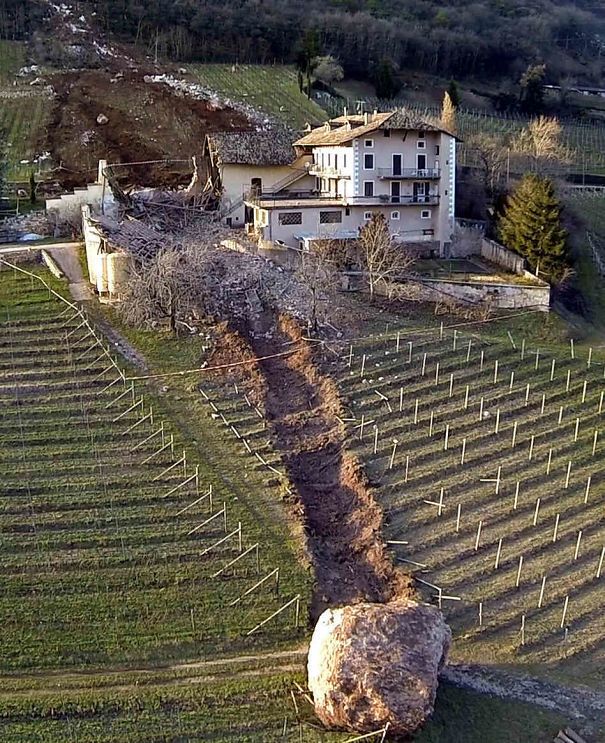 В Італії величезний камінь зруйнував будинок.