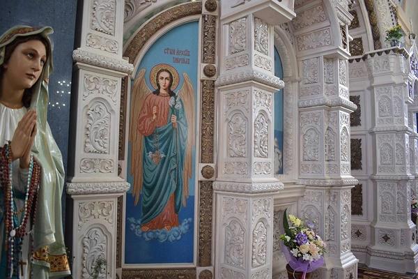 На Тернопільщині з’явилось “восьме чудо України” – іконостас з 1,5 мільйонів бісеринок