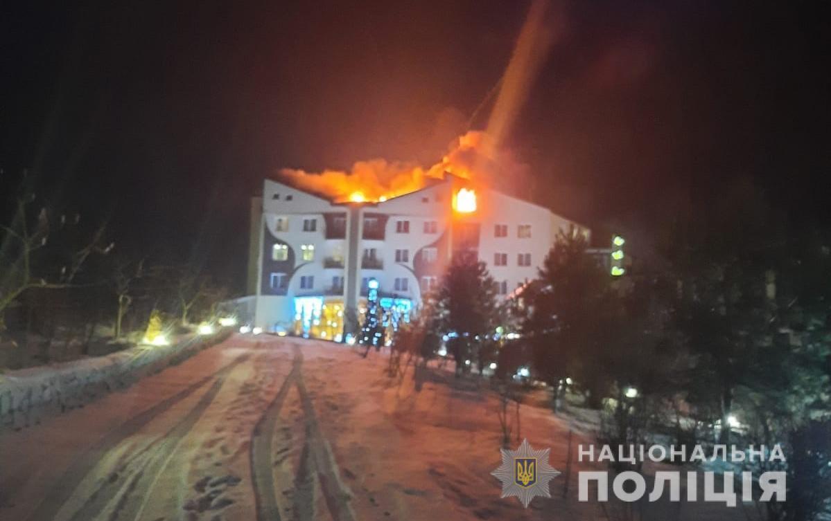 Під час пожежі декілька людей випригнули з вікна