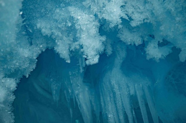 Українські полярники знайшли загублену печеру в Антарктиді: вражаючі фото - фото 354196