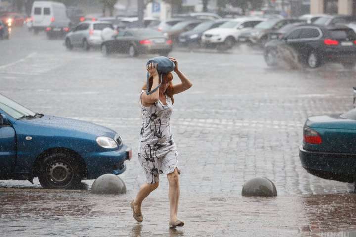 <p>У п'ятницю вдень в Україні, крім західних та східних областей, прогнозуються короткочасні дощі та грози</p> - Похолодання та дощі: прогноз погоди в Україні на 4 вересня