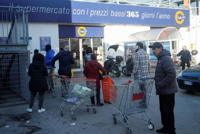 Карантин в Італії: спорожнілий Рим і величезні черги в супермаркетах 03