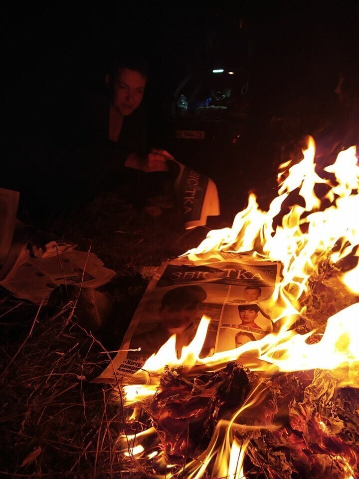 Надія Савченко спалює свою агітацію