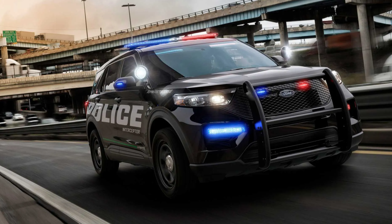 Ford Police Interceptor може влаштувати погоню і бездоріжжям