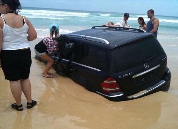 Не варто паркуватися на пляжі.