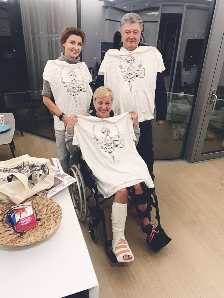 "Не зламалася": Порошенко з дружиною навідали Гонтареву у лікарні