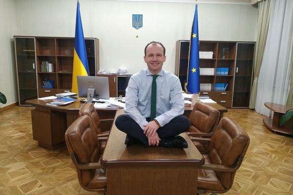 Міністр юстиції Денис Малюська показав, як треба працювати за столом - Міністр юстиції виліз з ногами на стіл (фото)