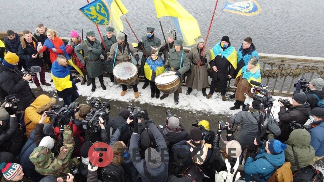 Кияни на мосту Патона.