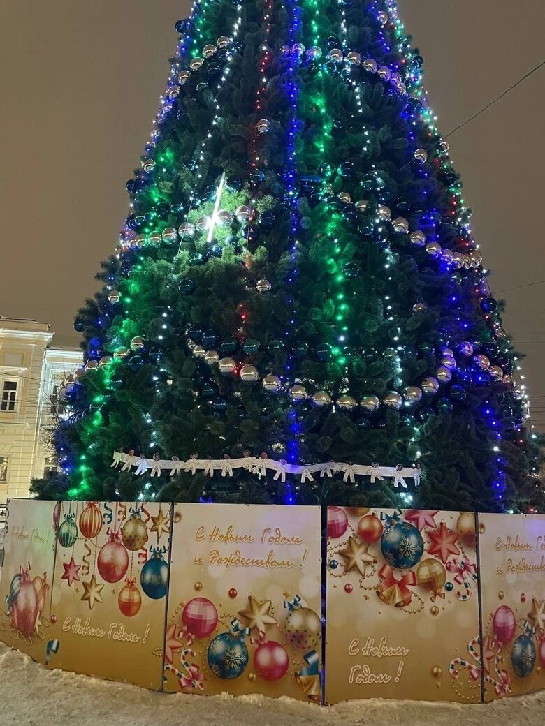 Новорічну ялинку в Твері прикрасили гірляндою з ворогами Росії. Там є і Зеленський 02