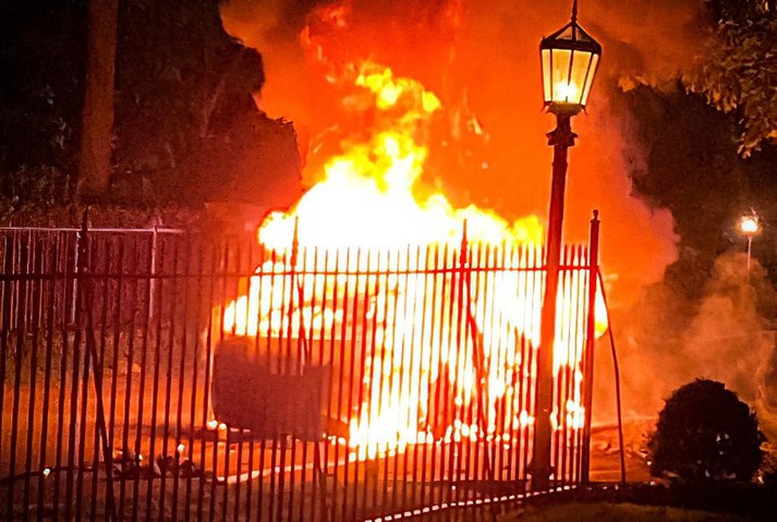 Новинка від Tesla спалахнула під час руху та ледве не вбила водія (фото)