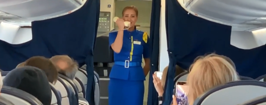 Неймовірне виконання: Стюардеса заспівала гімн на борту літака (відео)