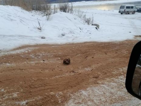 Дорогу посипали через ожеледицю