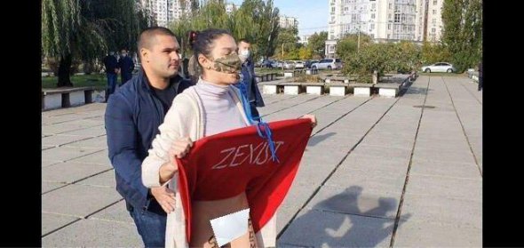 На виборчій дільниці, куди прибув Володимир Зеленський з дружиною Оленою, стався інцидент за участю активістки Femen